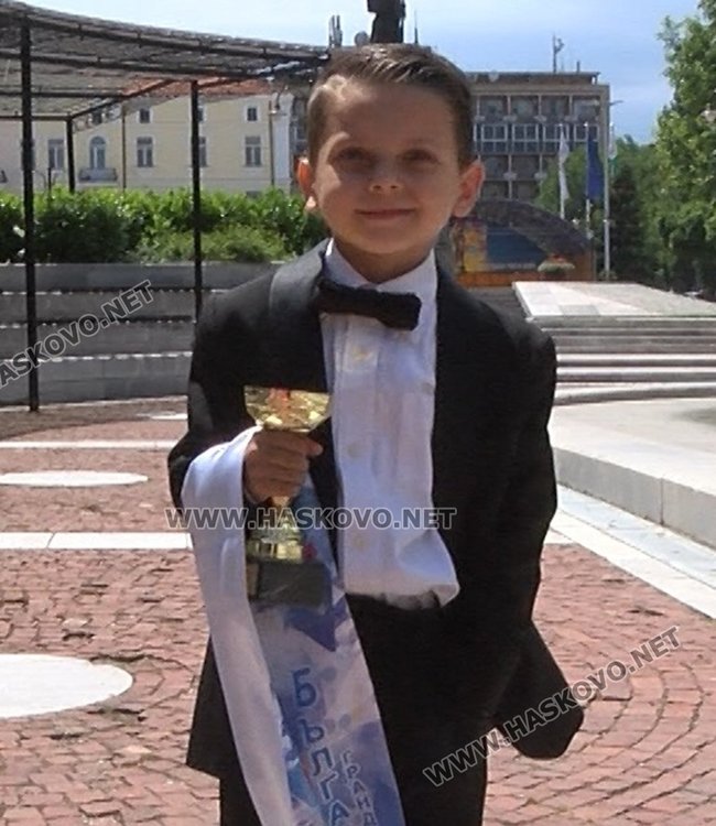 Красиви хасковски деца с корони и медали от Малка Мис и Мистър България
