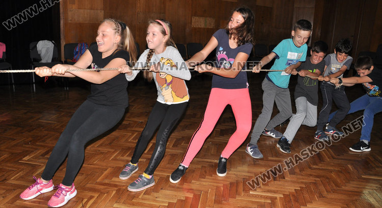 Наплив за „Забавно лято“ на Младежкия център, 50 деца чакат в резерв