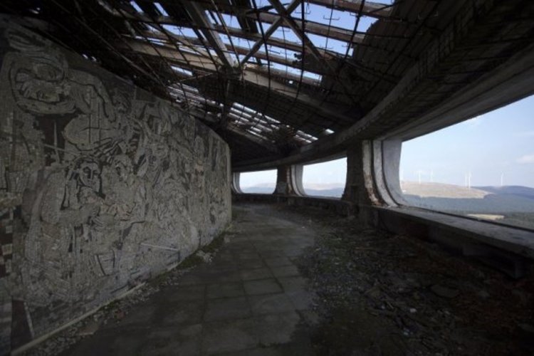 Чинията на "Бузлуджа" – проекти, филми и пълна разруха  