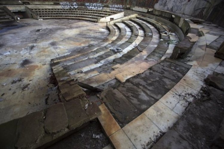 Чинията на "Бузлуджа" – проекти, филми и пълна разруха  