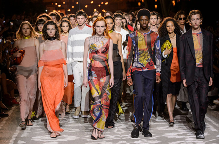 Hugo показва прозрачен шик в новата си колекция (видео)