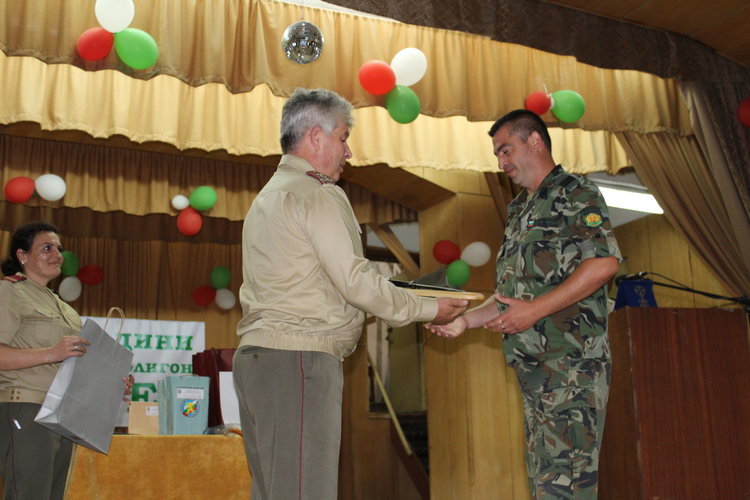 Награди за военни по повод 55 г. от създаването на полигона в Корен