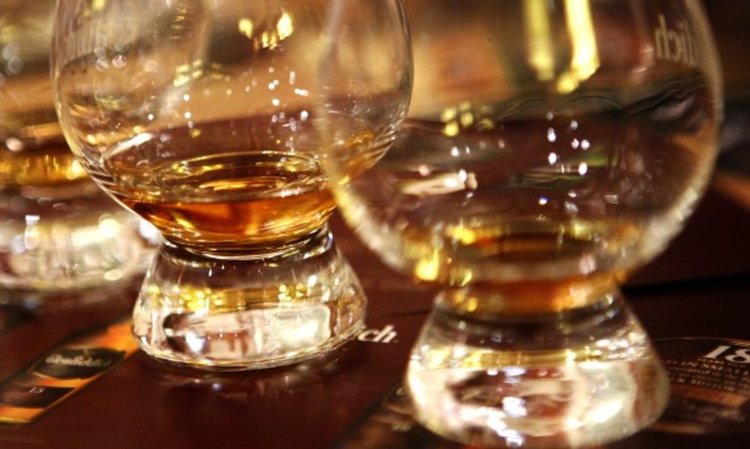 Кръстено уиски и водка-менте по морето