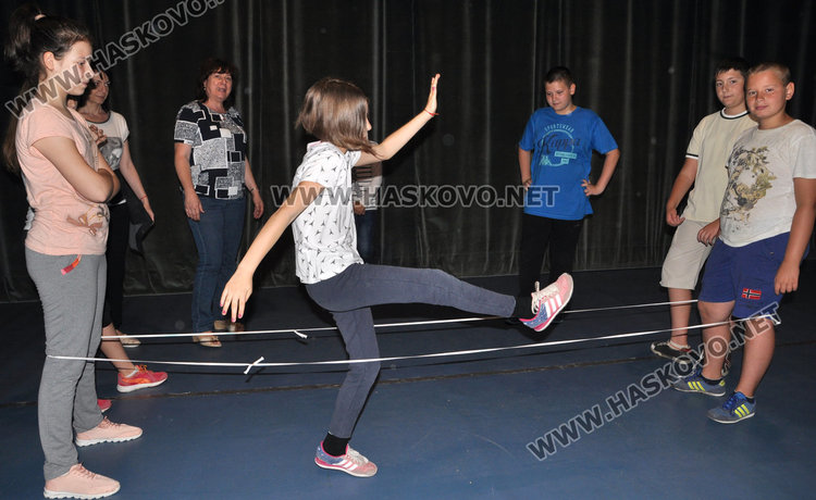 Наплив за „Забавно лято“ на Младежкия център, 50 деца чакат в резерв