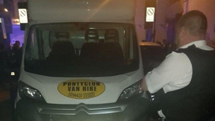 Микробус пак гази хора в Лондон 