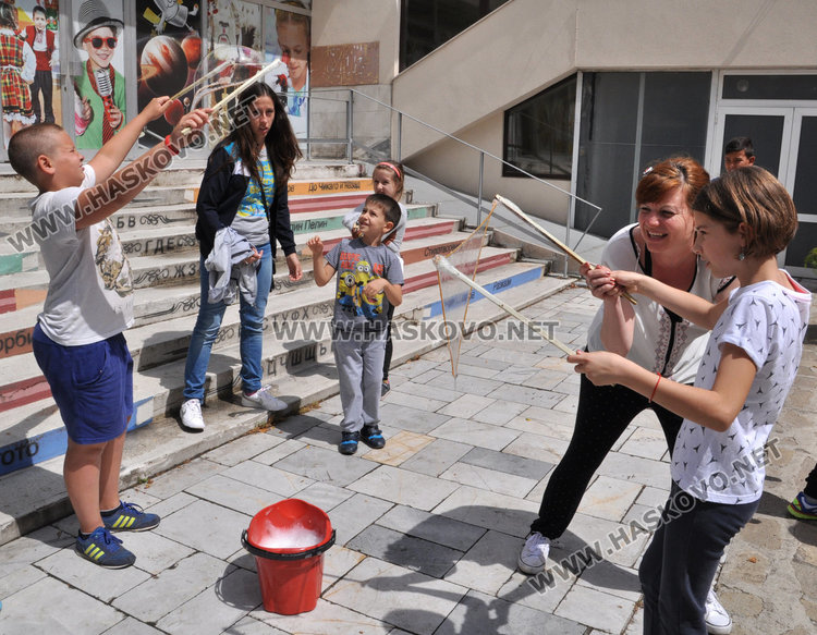 Наплив за „Забавно лято“ на Младежкия център, 50 деца чакат в резерв