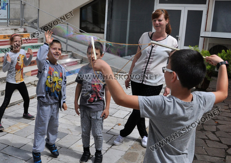 Наплив за „Забавно лято“ на Младежкия център, 50 деца чакат в резерв