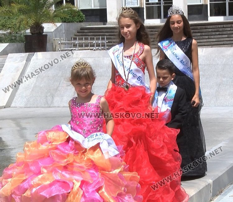 Красиви хасковски деца с корони и медали от Малка Мис и Мистър България