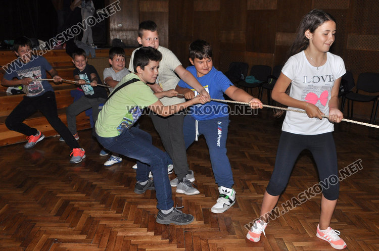 Наплив за „Забавно лято“ на Младежкия център, 50 деца чакат в резерв