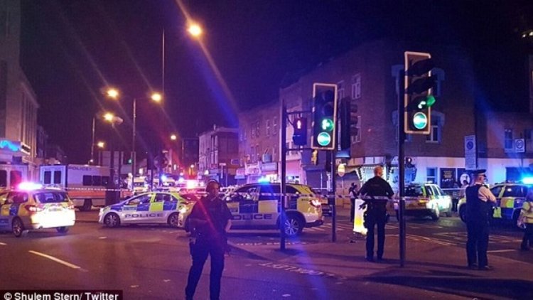 Микробус пак гази хора в Лондон 