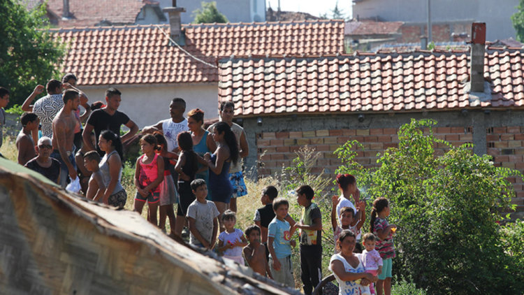 Майка на шест деца преби социален работник