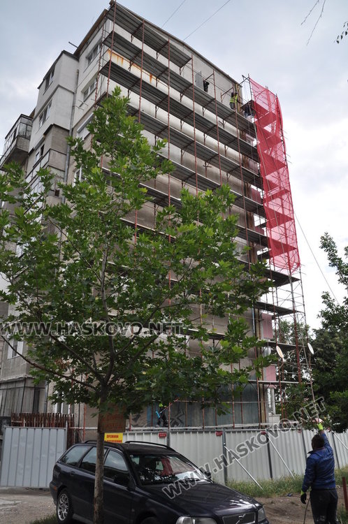 8-етажен саниран блок в Орфей протече до шестия, готвят подписка