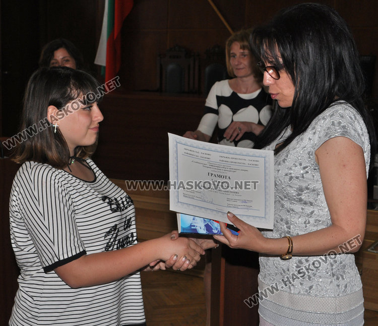 Виктория Апостолова получи награда от шефката на Окръжен съд Миглена Тянкова
