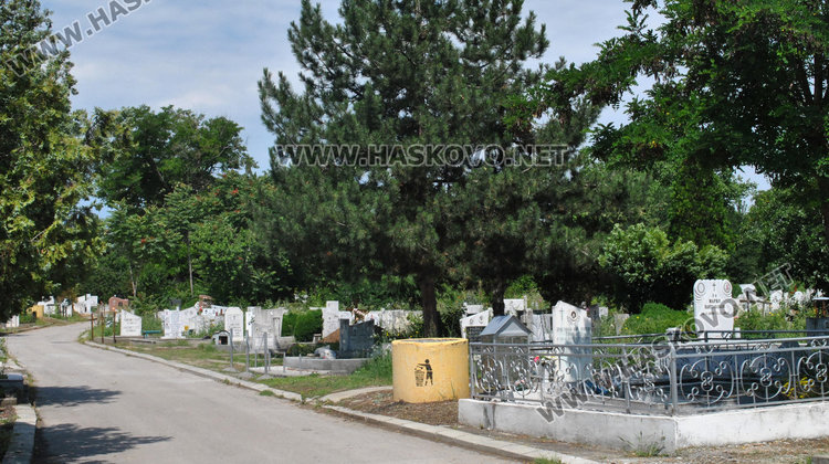 Разширяват гробищния парк в Хасково със 100 дка