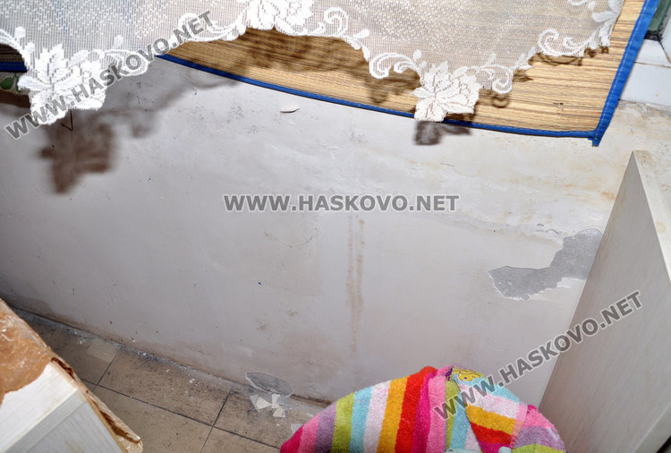 8-етажен саниран блок в Орфей протече до шестия, готвят подписка