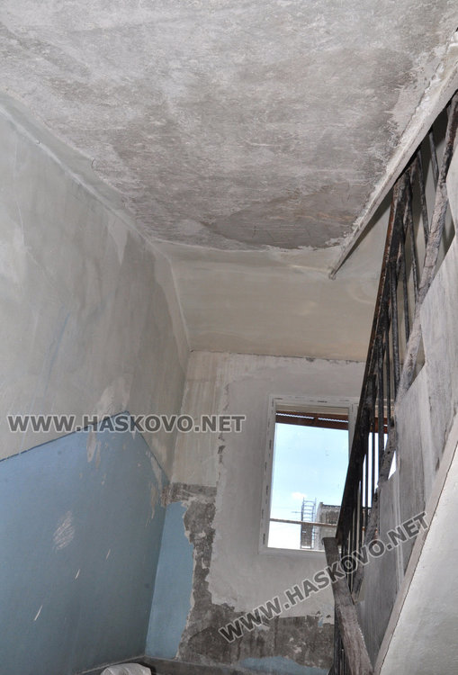 8-етажен саниран блок в Орфей протече до шестия, готвят подписка