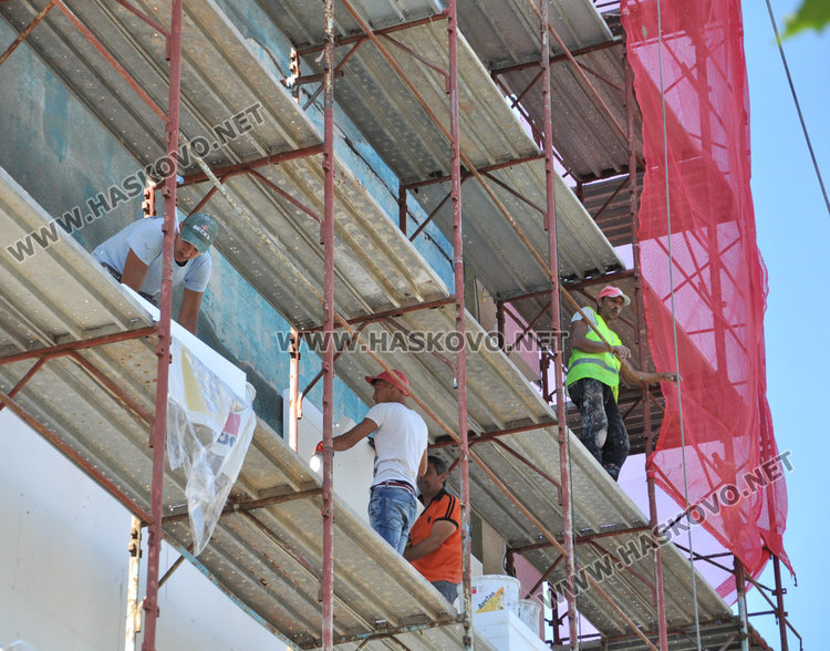 8-етажен саниран блок в Орфей протече до шестия, готвят подписка