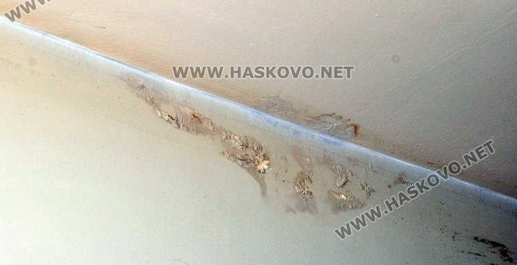 8-етажен саниран блок в Орфей протече до шестия, готвят подписка