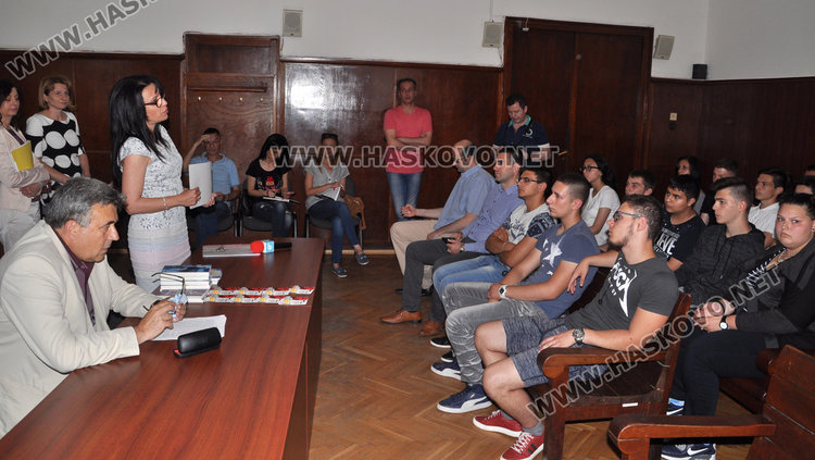 Съдии наградиха ученици от ФСГ за есета за насилието