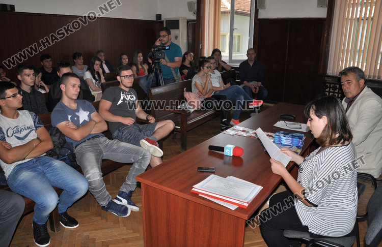 Съдии наградиха ученици от ФСГ за есета за насилието