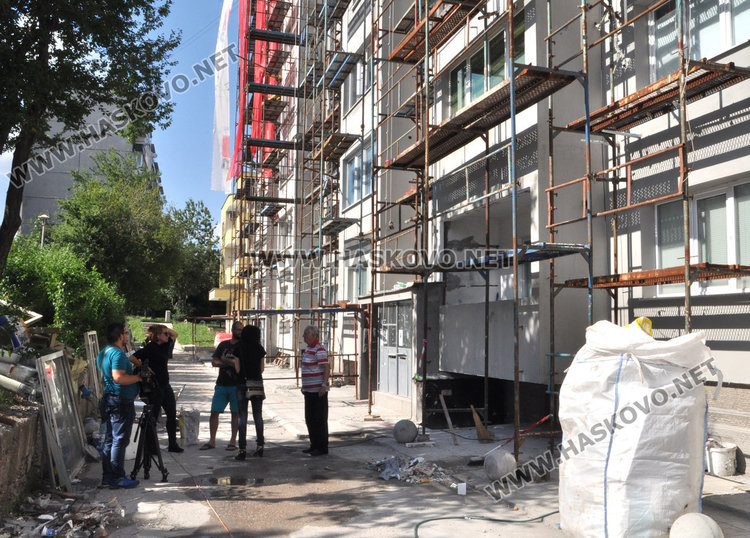 8-етажен саниран блок в Орфей протече до шестия, готвят подписка