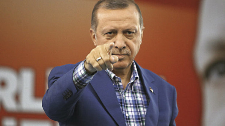 Несигурност в турското общество в комбинация с традиционно по-близките отношения между властта и бизнеса карат мнозина турци да изберат чужбина.