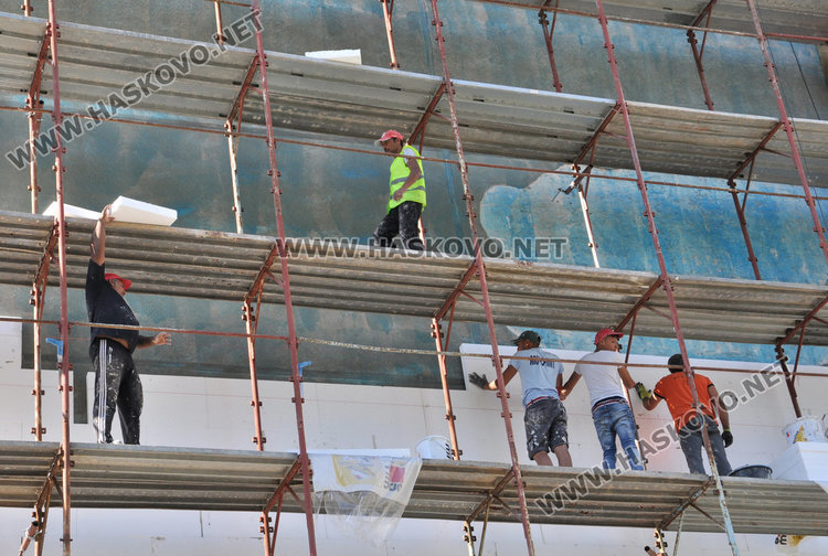 8-етажен саниран блок в Орфей протече до шестия, готвят подписка