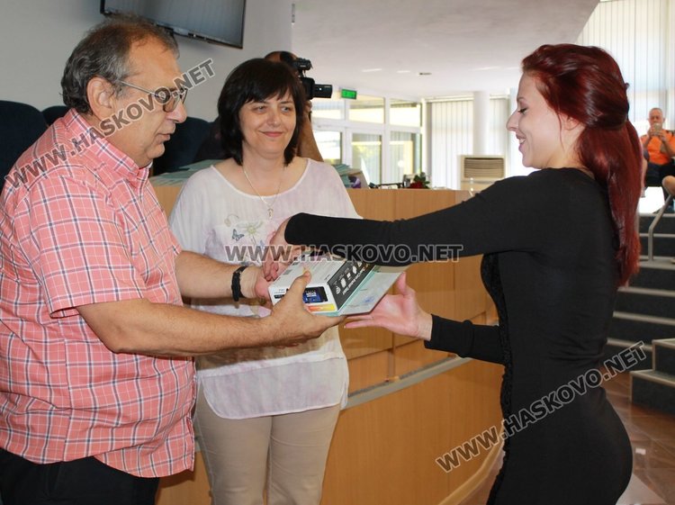 Първенец на випуска е Бояна Иванова, обяви директорът на училището Валентин Христов