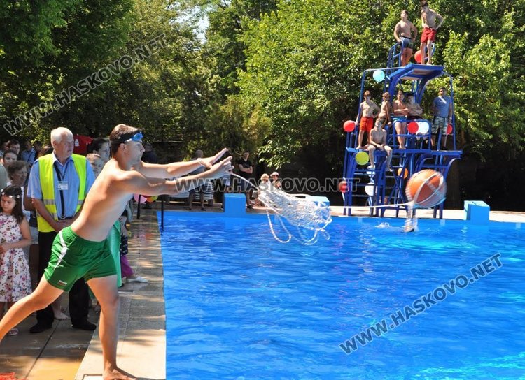 Победителка от конкурс за красота демонстрира водни скокове на басейн "Химик"