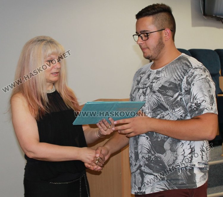 39 зрелостници от Професионалната гимназия се дипломираха