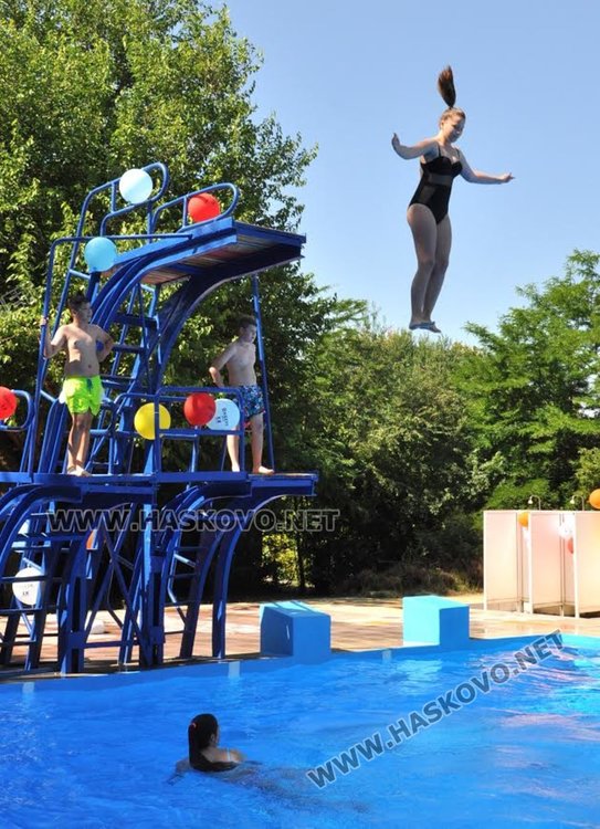 Победителка от конкурс за красота демонстрира водни скокове на басейн "Химик"