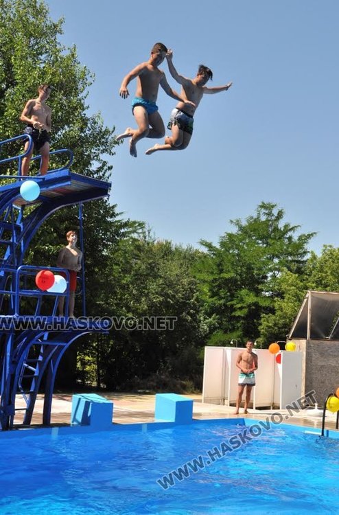 Победителка от конкурс за красота демонстрира водни скокове на басейн "Химик"