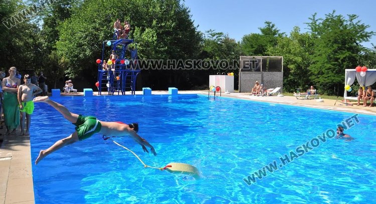 Победителка от конкурс за красота демонстрира водни скокове на басейн "Химик"