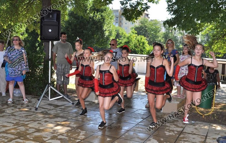 Победителка от конкурс за красота демонстрира водни скокове на басейн "Химик"