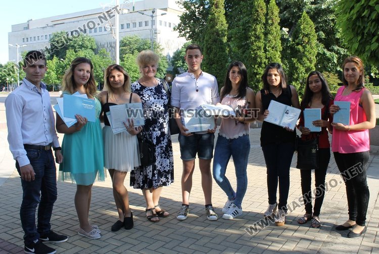 Част от зрелостиниците с класния си ръководител Иванка Попова