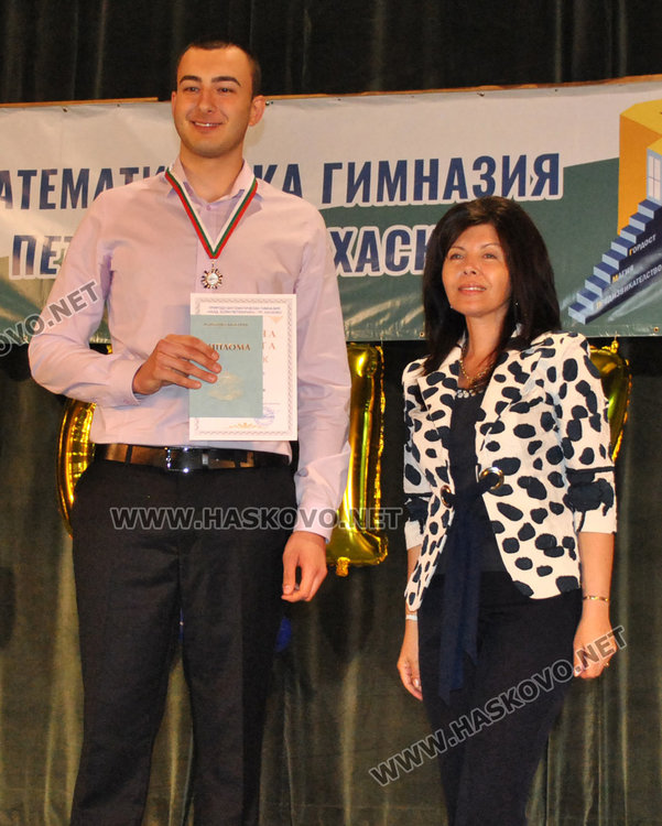 Дипломи и 25 медала за абитуриентите от ПМГ, Петър Велков първенец