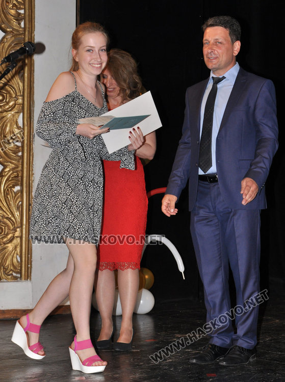 Езиковата изпрати  випуск с 50 % отличници