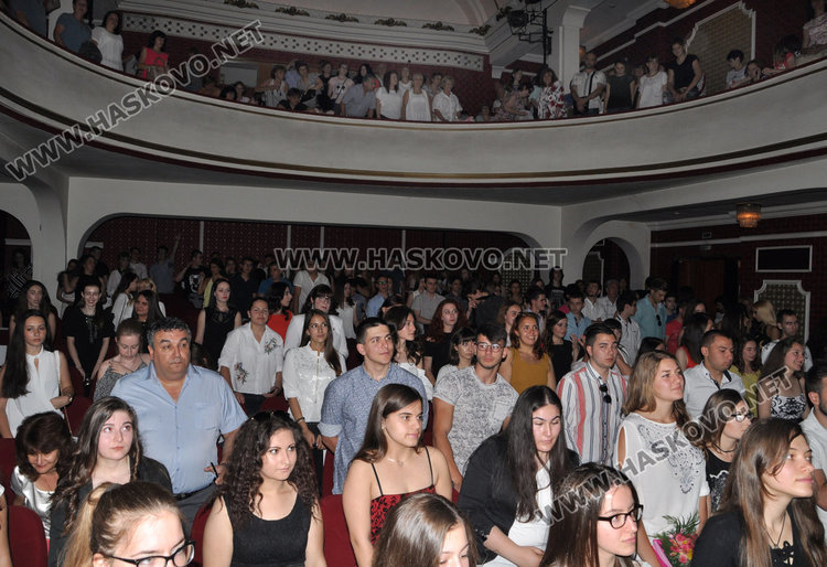 Езиковата изпрати  випуск с 50 % отличници