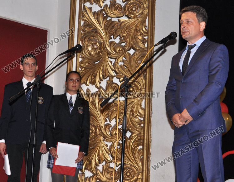 Езиковата изпрати  випуск с 50 % отличници