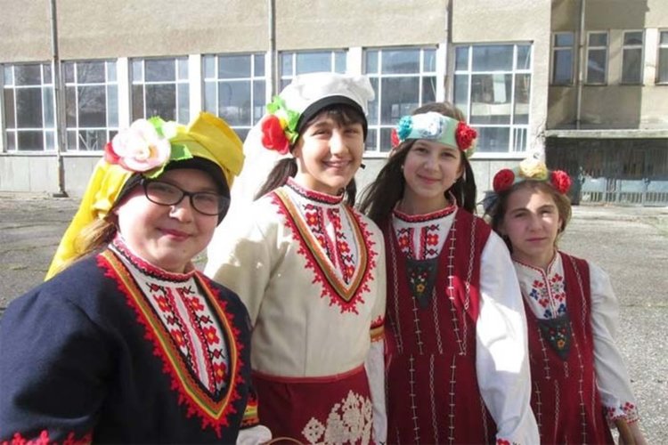 Майсторите работят в групи по интереси