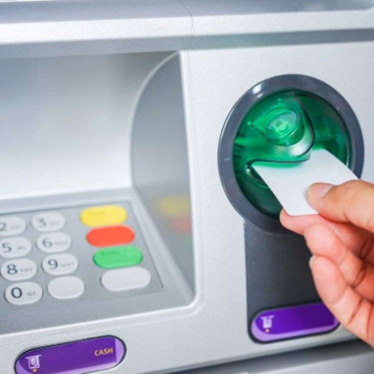 Трима българи арестувани за източване на банкомати в Измир