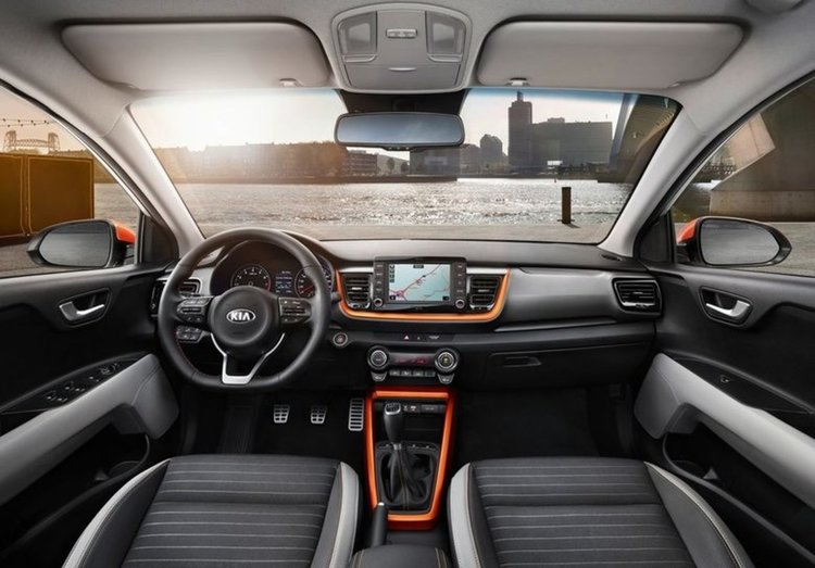 "Киа" излиза на пазара на компактни кросоувъри със "Стоник"