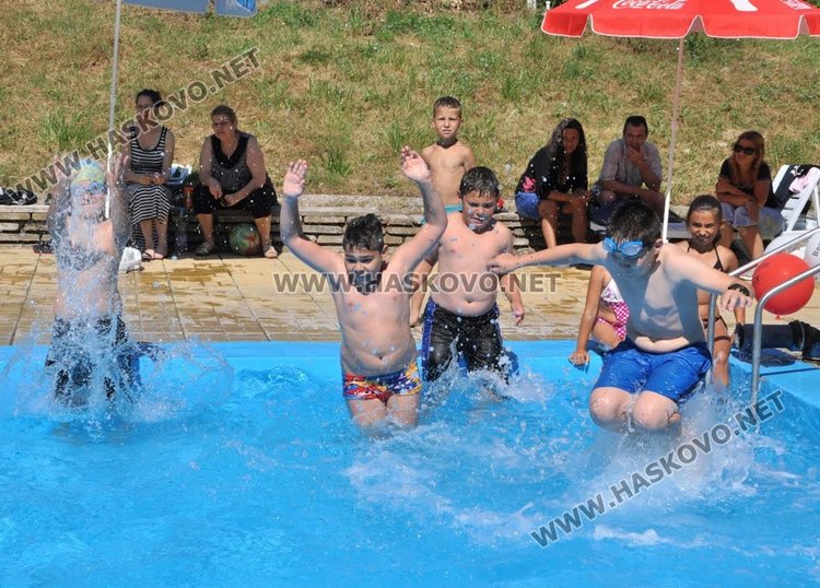 Победителка от конкурс за красота демонстрира водни скокове на басейн "Химик"