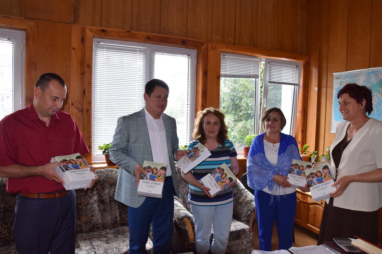 Осигуриха сборник с упражнения по турски  на учениците, изучаващи майчиния си език