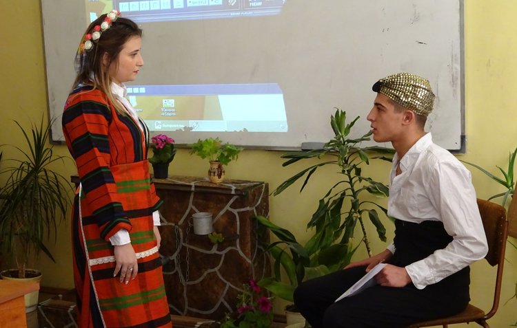 Открит урок по литература и история на тема „ Изворът на българското достойнство в поемата на Петко Славейков” проведоха ученици от 10 клас на ПМГ