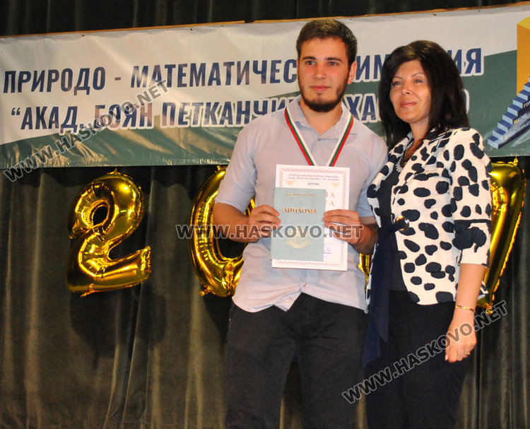 Дипломи и 25 медала за абитуриентите от ПМГ, Петър Велков първенец