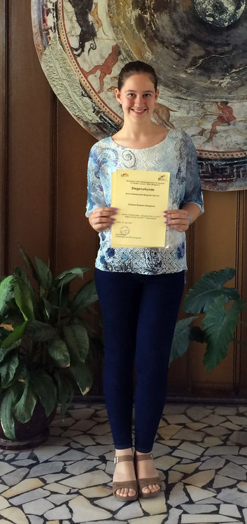 Осмокласничка от Езиковата победител в състезание по изразително четене на немски език