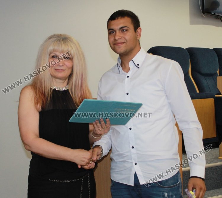 39 зрелостници от Професионалната гимназия се дипломираха