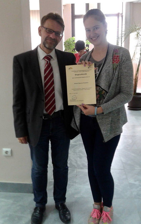 Осмокласничка от Езиковата победител в състезание по изразително четене на немски език