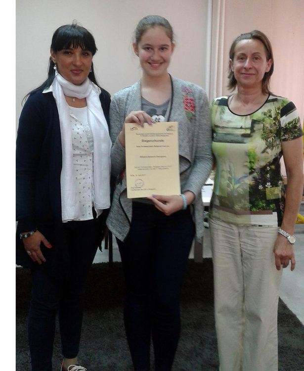 Осмокласничка от Езиковата победител в състезание по изразително четене на немски език